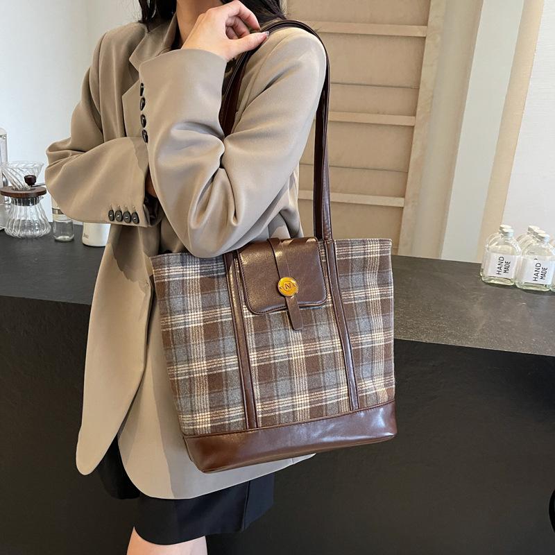 Autumn woolen plaid large-capacity bag women's 2025 new retro tote bag versatile casual backpack