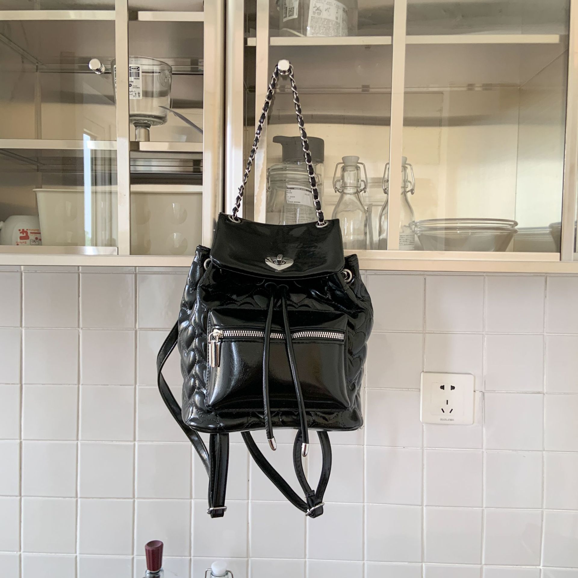 

Нишевый текстурный рюкзак женский 2025 новый студенческий рюкзак для поездок на работу модная универсальная модная сумка-ведро 20*13*20 чёрный