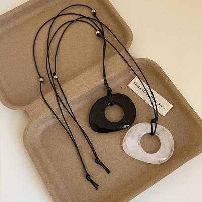 Ciondolo Geometrico in Resina, Lunga Collana con Cordino Nero, Personalità Semplice da Donna, Temperamento alla Moda, Girocollo Versatile, Catena per Maglione