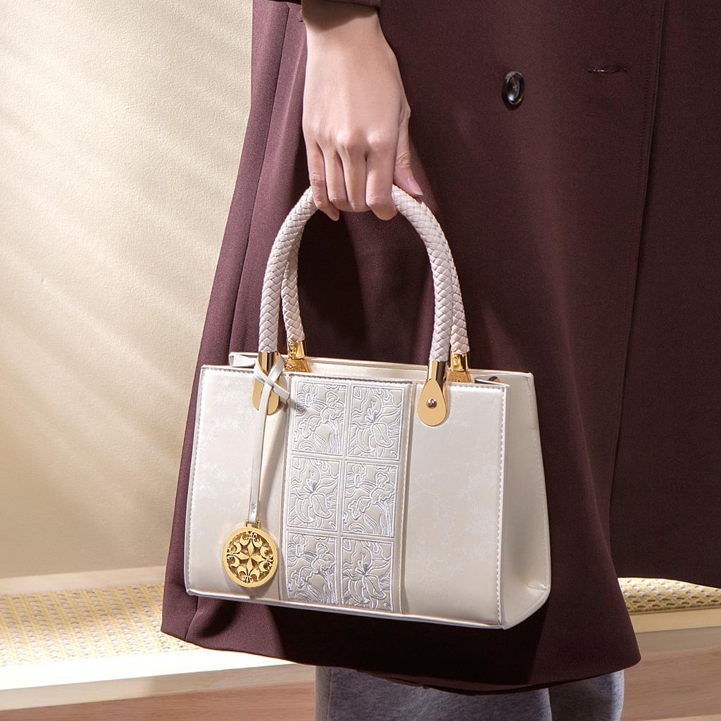 Mother's Day Gift: Embroidered New Chinese-style Large-capacity Handbag for Women, Elegant and High-end Crossbody Bag for Mothers
