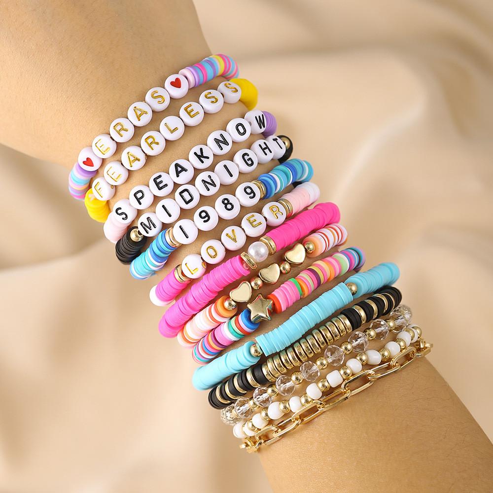 Böhmisches farbiges Tonperlenarmband mit Buchstabenanhängern für Strandreise Geschenk