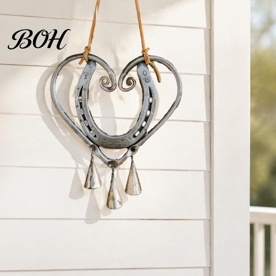 Einzigartiges Valentinstagsgeschenk Hufeisen Herzform Windspiel für Außendekoration im Garten mit Messingglocke Glück Wandkunst Akzente, Rustikales Metall Hängend