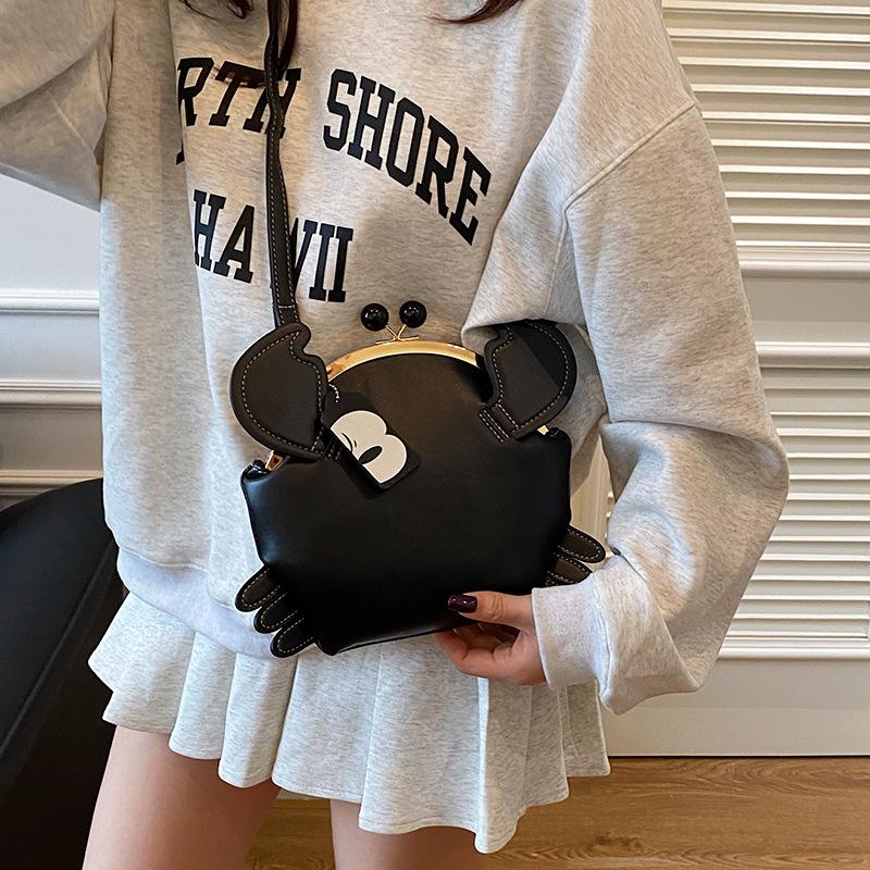 Personalized and creative small bag 2025 new Japanese cartoon small crab shoulder bag women's versatile messenger shell bag