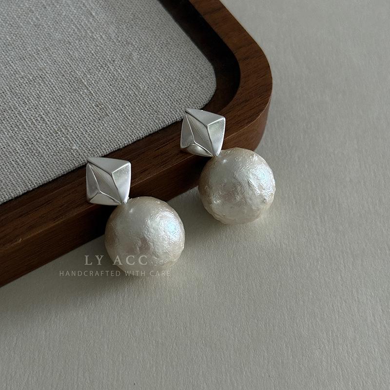 Retro Warm Pearl Stud Earrings Exquisite Light Luxury High Sense Niche Elegant Fashion Daily Commuter Earrings Women