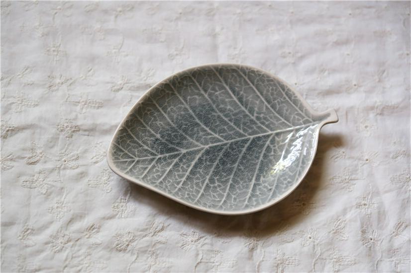 

Leaf Ceramic Plate: Versatile for Snacks, Salads, Desserts, and Dining Table Decor
