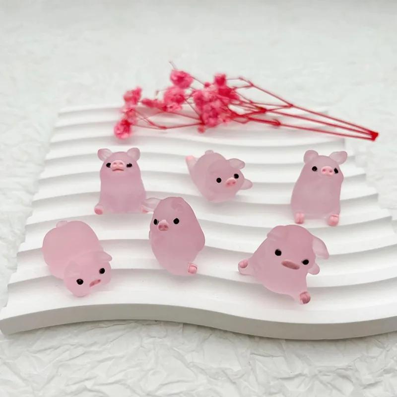 A Set Of Six Resin Cute Glow-In-The-Dark Piggy Ornament DIY Keychain Micro-Landscaping Accessories Home Desktop Car Decoration