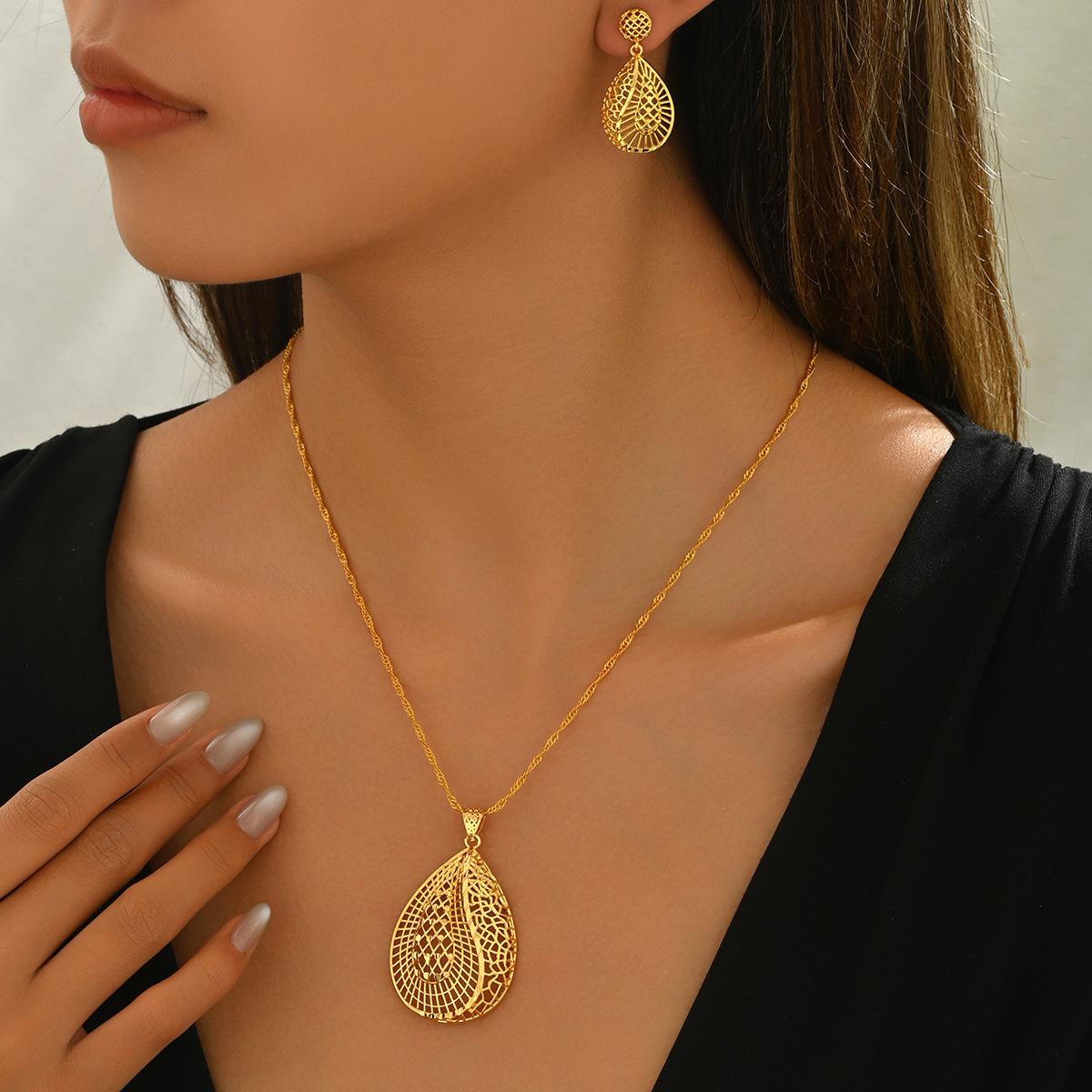 

Набор украшений Геометрический дизайн Капля воды Женское длинное колье Стиль интернет-знаменитости Серьги Высококлассное ощущение XL5676