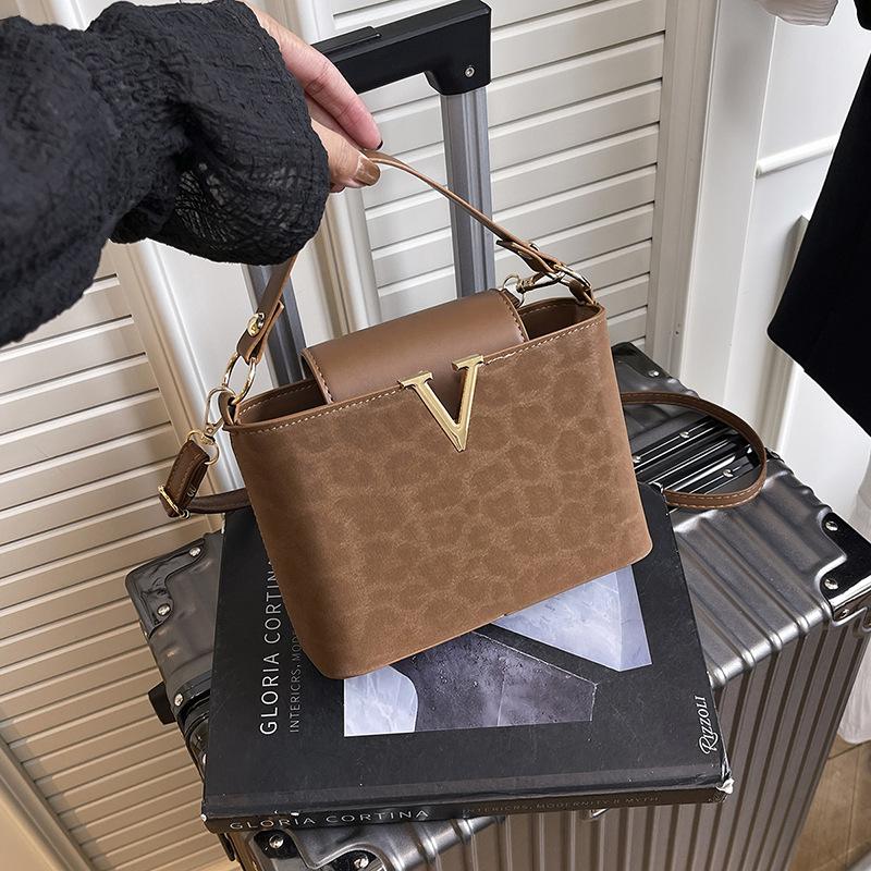 Shoulder bag Fashion handbag Crossbody bag Large capacity casual bag Simple bag Alphabet bag Leopard print bag