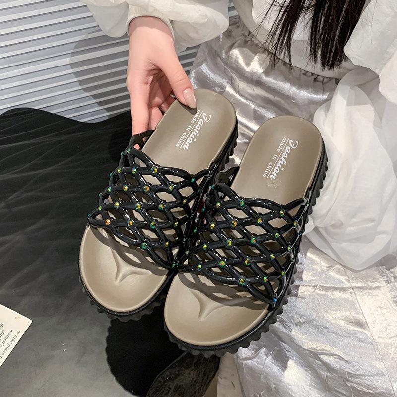 

2025 европейская и американская пляжная обувь на плоской подошве весна-лето 2025 новые модные полые классные тапочки тапочки на толстой подошве женские 40 чёрный