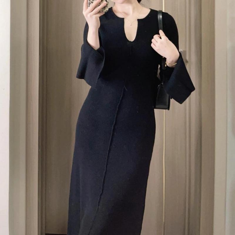Temperament black V-neck knitted dress, high-end sense, super good-looking bottom skirt, skirt with coat in winter