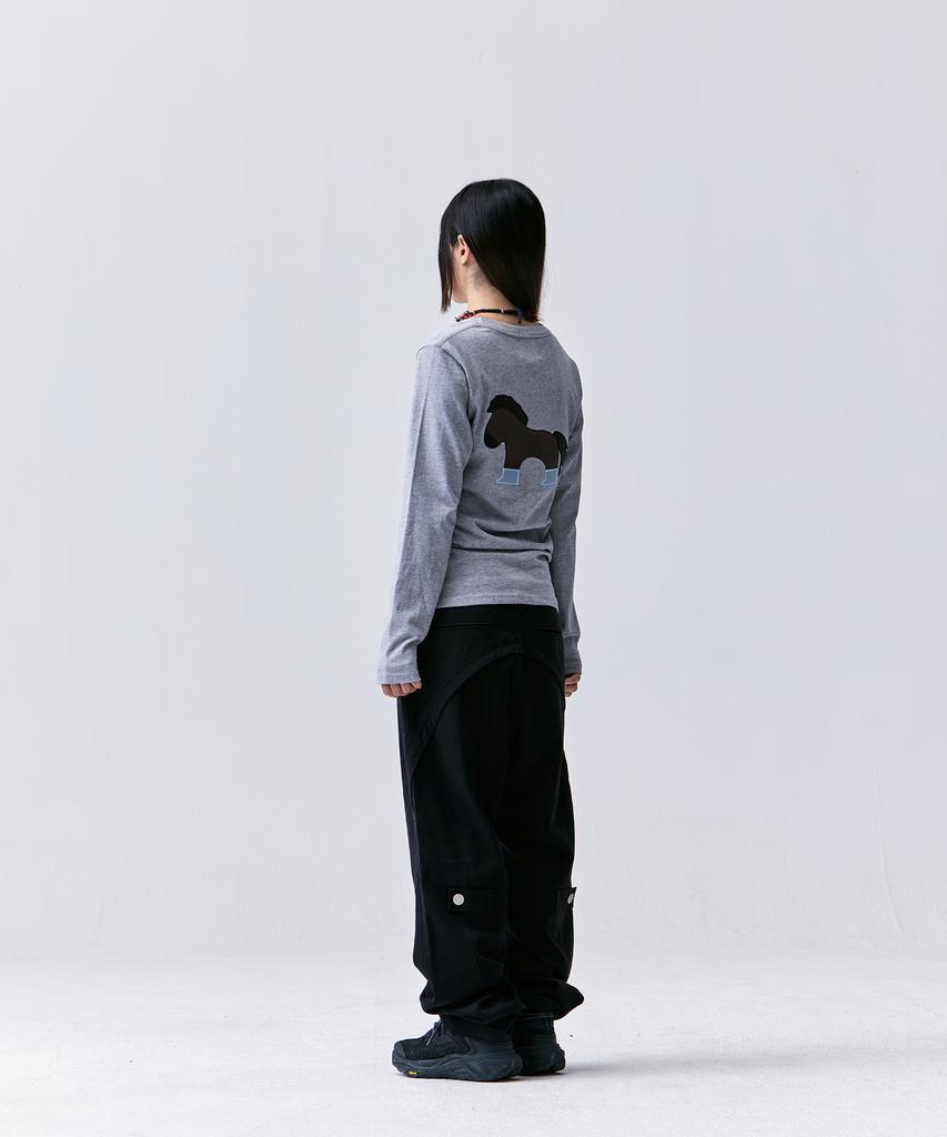 TANSANMAGNESIUM Pony Applique Long Sleeve (Gray)