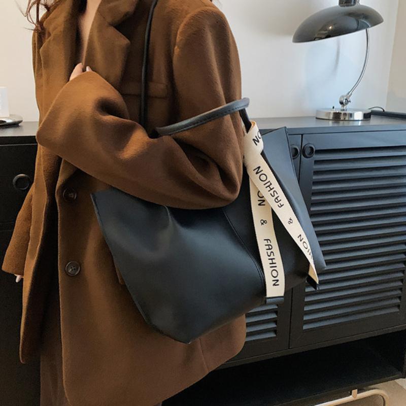 Chic Large Capacity Tote Bag for Women - Fashionable Shoulder Handbag with Polyester Lining, Available In Brown/Black