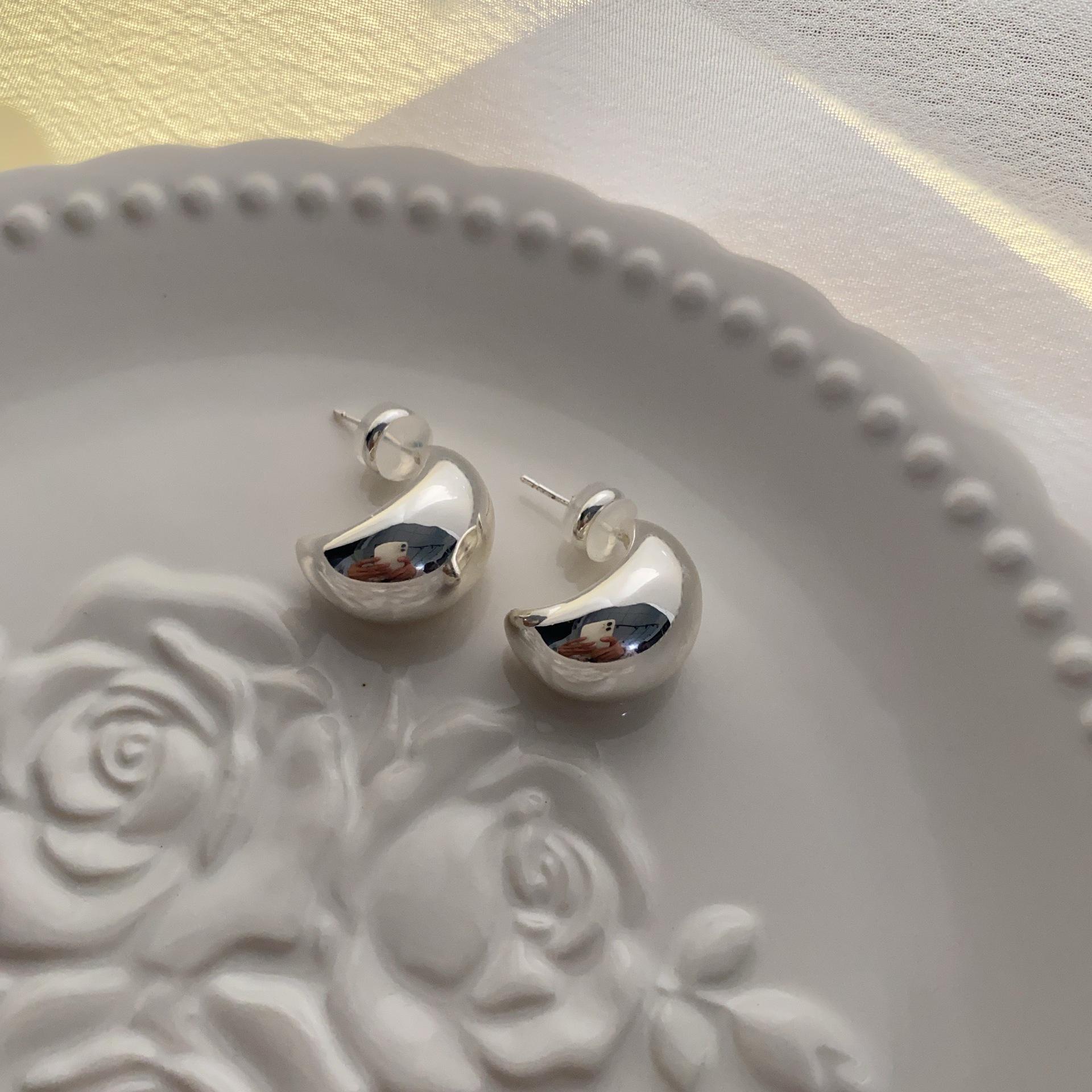 

Простые и модные серьги-гвоздики с глянцевым дизайном в виде шарика, женские серьги с простым дизайном в виде круга, высококлассные серьги, весенне-летние женские