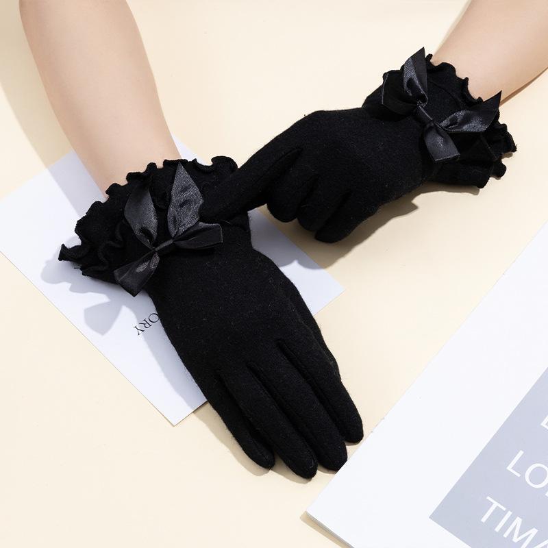 This Is A Cute and Sweet Style of Woolen and Yangni Women's Bow Gloves A Fashionable Outfit That Pairs Well with Full Finger Gloves