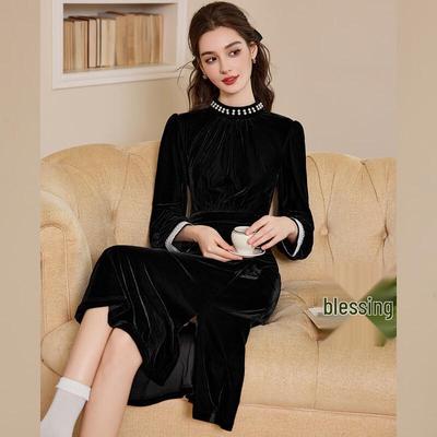 Elegantes Perlenbesetztes Samt-Langkleid mit Slim-Fit