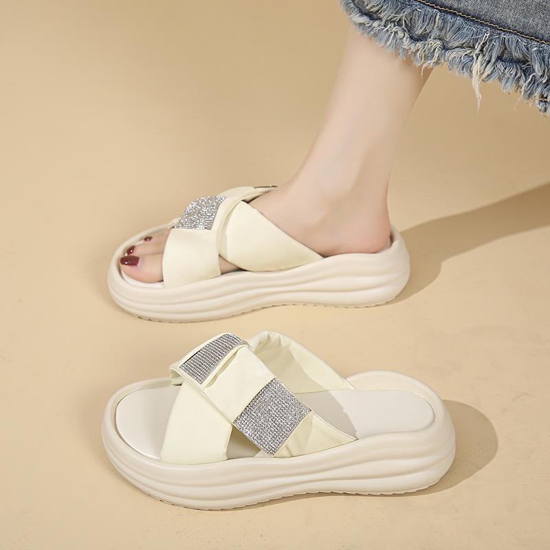 

Slippers women s summer wear 2025 new Internet celebrity rhinestone super fire cool slippers versatile thick sole heightening one-word drag women s s 40