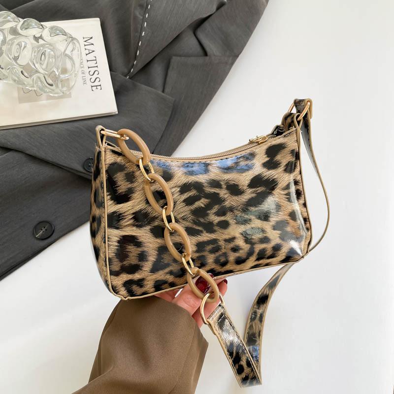 Niche design bags are popular in autumn, new fashion shoulder underarm bags, trendy fashion leopard print handheld women's bags