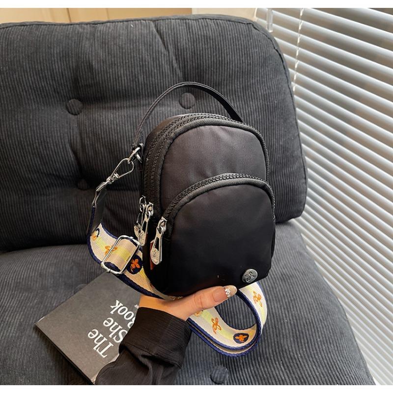 

Wide shoulder strap Small satchel Women s shoulder bag Light travel Commuter fashion Women s bag Versatile casual messenger bag чорний