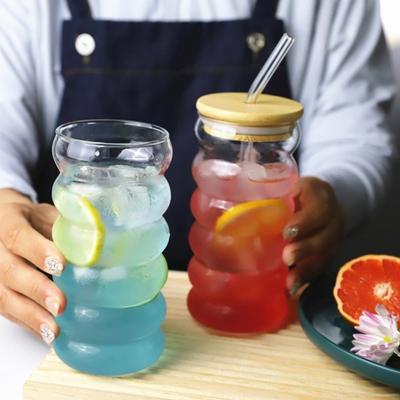 300 ml/450 ml Trinkgläser aus hochtemperaturbeständigem Glas mit Deckel, Strohhalmen, Wellendesign, Wasserbecher für Bier, Eiskaffee, Cocktails