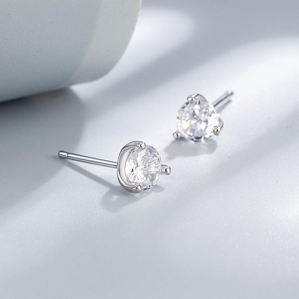 Classic Minimalist Three-Prong Round Stud Earrings - Small, Exquisite, Trendy Ear Jewelry.