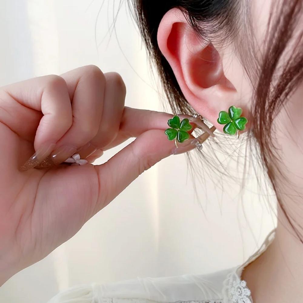 The New Fashion Four-leaf Clover Cat's Eye Stone Earrings Small Exquisite Earrings Temperament