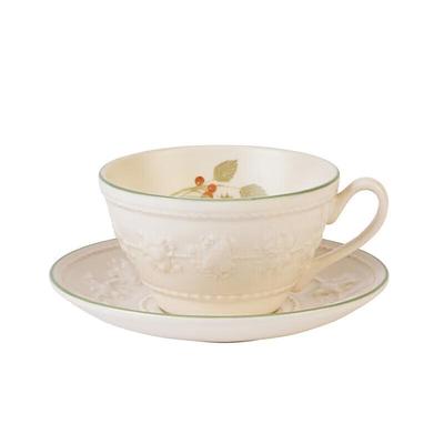 Fröhliche Feiertags-Himbeer-Teetasse mit Untertasse