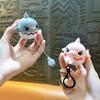 Cartoon Pull String Beißzähne Hai Anhänger Schlüsselanhänger für Schultasche Hängende Dekoration Niedlicher Schrumpfseil Hai frisst Fisch Puppe Schlüsselanhänger