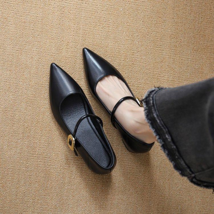 The Inner Height of the Pointed Tip Increases. Mary Jane Single Shoes Are New In Autumn with Soft Leather and Shallow Mouth Temperament.