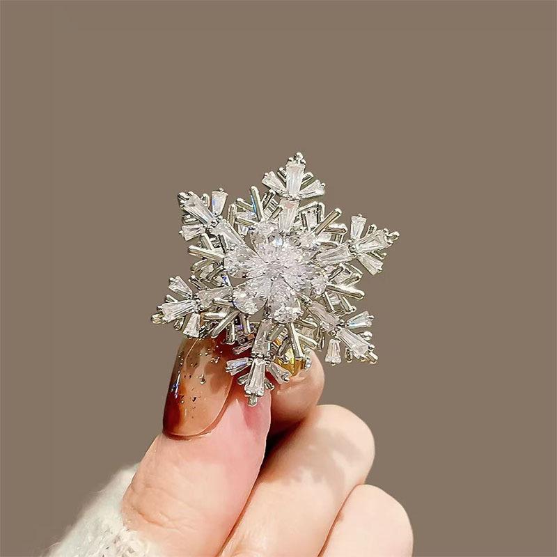 Cute and Simple Green Christmas Tree Brooch, Personalized Light Luxury, High-end, Niche Design, Christmas Atmosphere Brooch