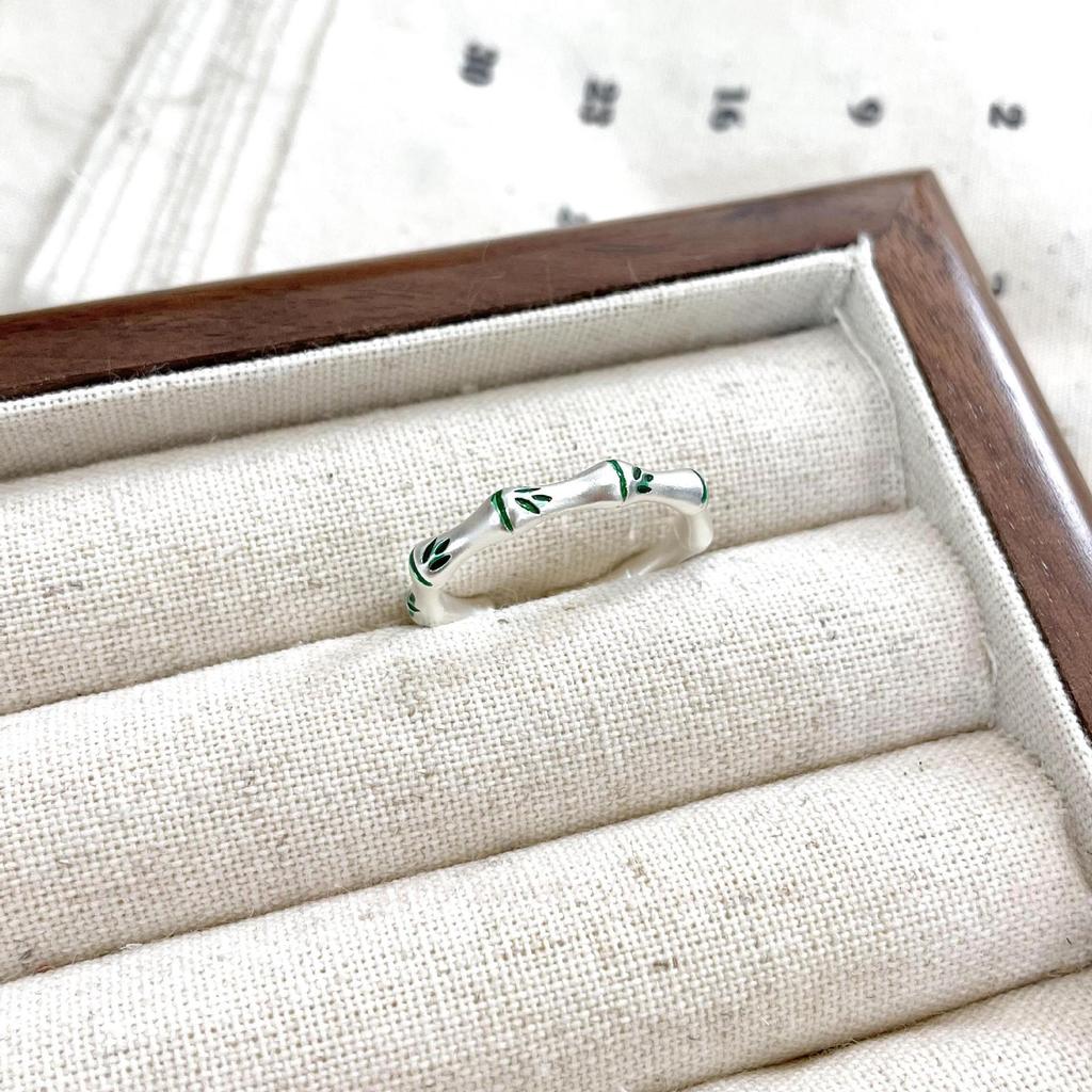 Exquisite Bamboo Design Green Chalcedony Ring: Elegant White & Cool Tones for Women