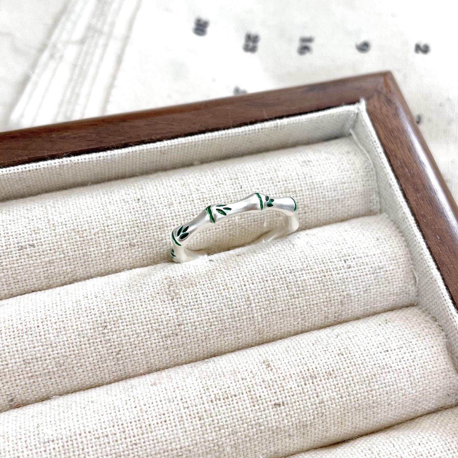 

Изысканное кольцо с зеленым халцедоном в стиле бамбука: Элегантный белый и холодные тона для женщин RR460 белый