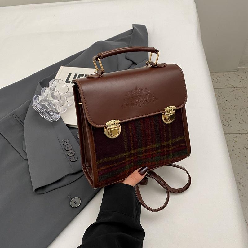 

Early spring new casual fashion handbag casual simple large capacity backpack female messenger commuter bag красный