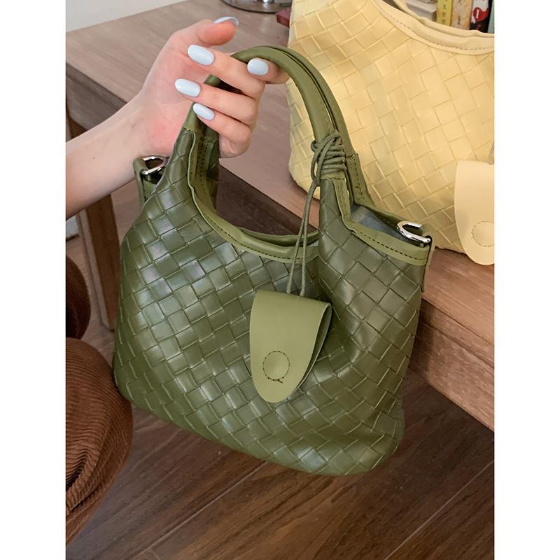 Vintage Niche Commuter Handbag Women's Bag 2025 New Woven Bucket Bag Simple Shoulder Messenger Bag
