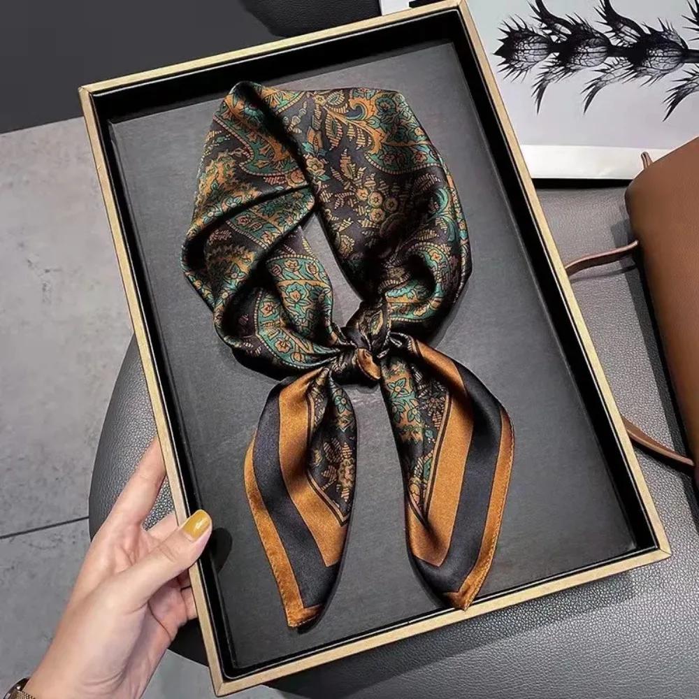 Petit Foulard Carré de Luxe à Imprimé Chaîne en Soie Simulée Foulard Mince pour le Cou Mode Écharpe de Tête Pare-Soleil Femmes 70x70cm