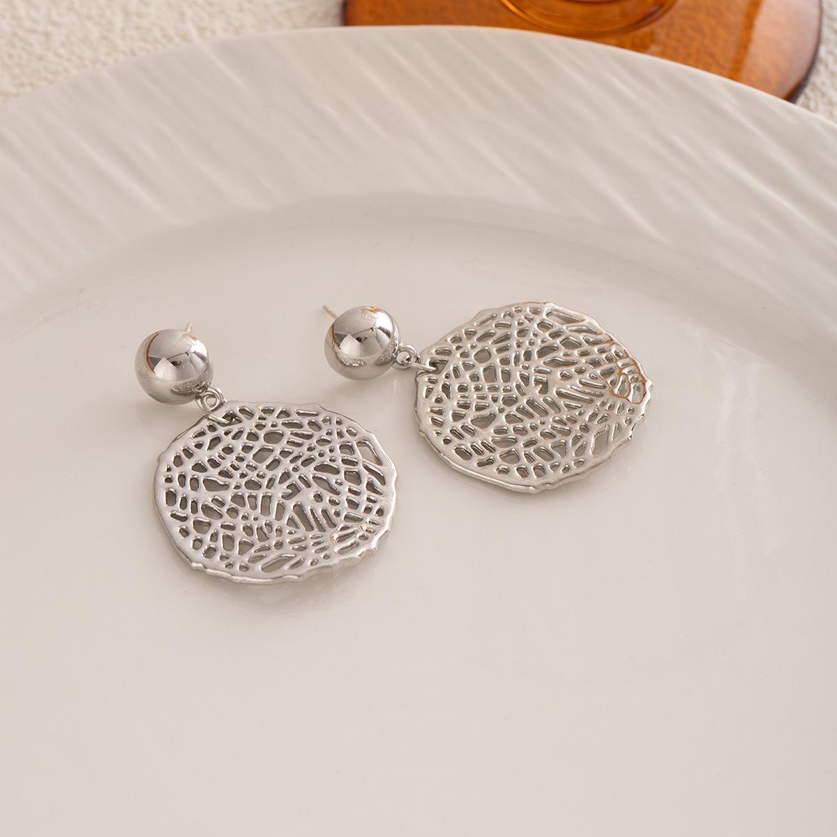 

Fashion Hollow Love Pendant Earrings Light Luxury High-End Earrings Retro Niche Fashion Earrings