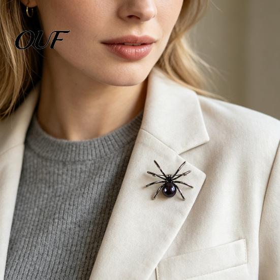 Spider Pin Brooch for Women Men, Faux Crystal Gothic Sparkling Diamond Insect Brooch, Halloween Punk Vampire Costume Accessories Cosplay Party Dainty