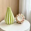 Pasiasty Ceramiczny Wazon, Dekoracyjny Wazon na Kwiaty z Pionowymi Paskami, Ręcznie Malowany Mały Wazon na Pąki do Salonu, Biura, Jadalni, na Półkę