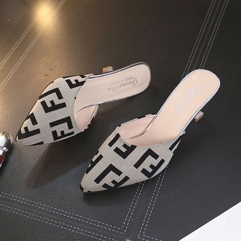 Internet-Berühmtheiten spitze Zehenpartie Taschenkopf Hausschuhe Damenmode vielseitig dünner Absatz coole Hausschuhe Damenbekleidung 2025 Frühling und Sommer neu