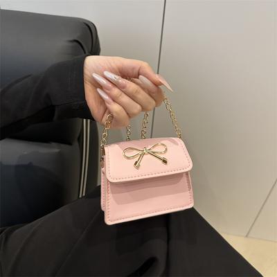 Mini pequena bolsa prateada mulheres 2025 nova moda laço este ano popular mensageiro corrente bolsa boca envelope vermelho