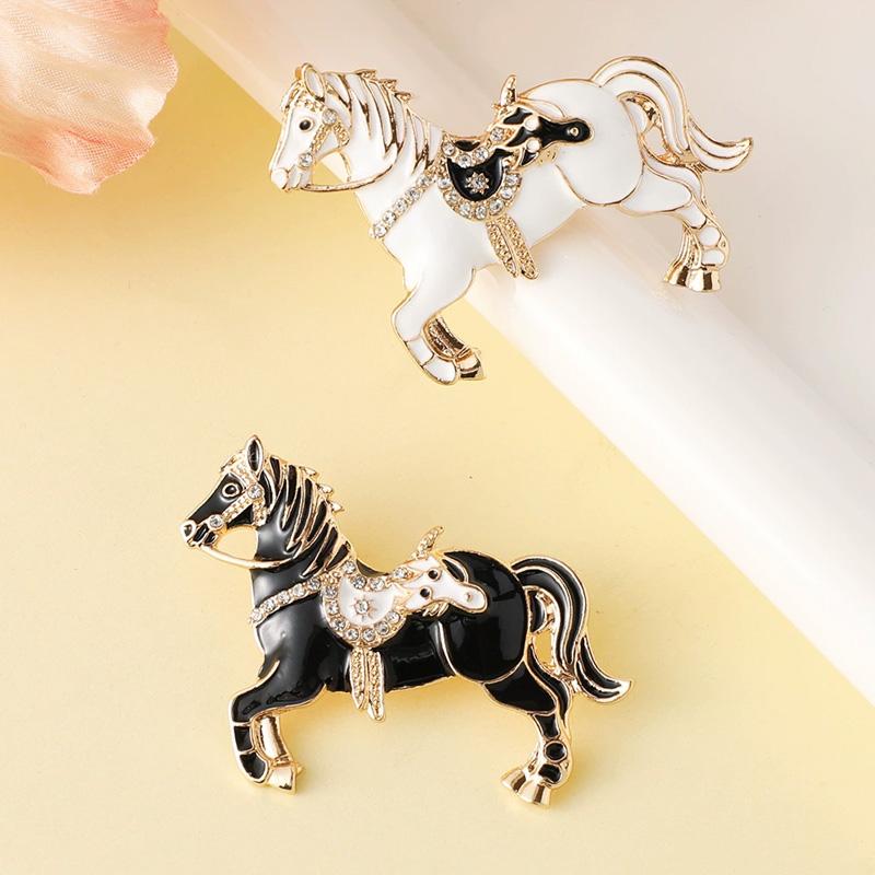 1Pc Horse Brooch Simple Alloy Exquisite Diamond Gift Metal Brooch Clothing Decoration