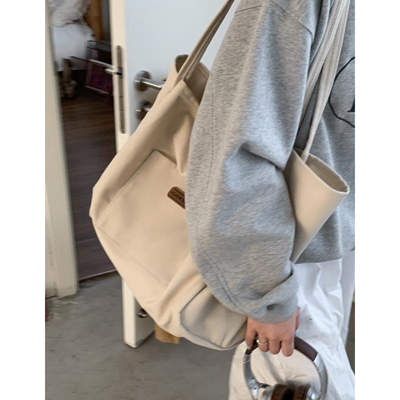 

Повседневная холщовая сумка большой вместимости женская сумка 2025 новая однотонная простая сумка-тоут универсальная на плечо подмышку бежевый