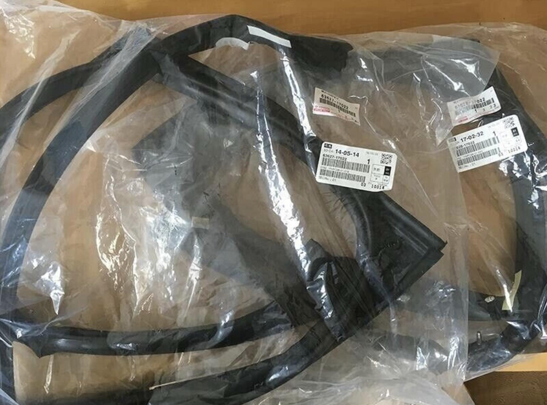 

OEM TOYOTA MR2 SW20 SW21 T-bar Roof Weather Strip LH RH 63627-17022 63628-17022