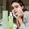 Sanftes Hyaluronsäure-Reinigungsgel mit Aloe- und Haferbestandteilen, sorgt für eine milde Reinigung, schließt Feuchtigkeit ein und hat eine erfrischende Gel-Textur