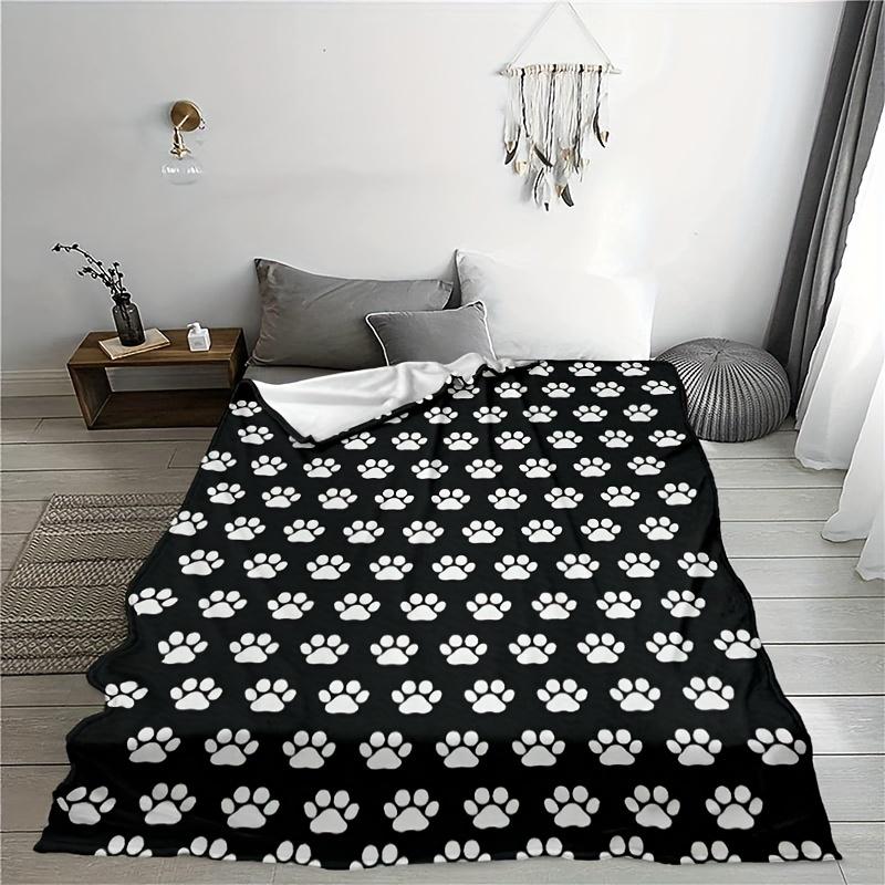 

1pc Dog Paw Print Fleece Blanket, Soft Plush Flannel Throw For Pet Lovers, Cozy Bedding, Home Decor - Black And White 75x90cm