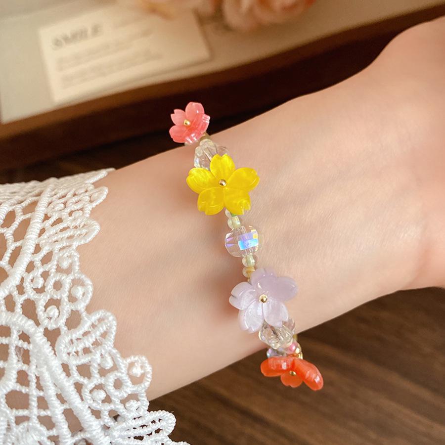 Elegant Resin Flower Bracelet: Colorful Floral Beads with a Luxurious Feel