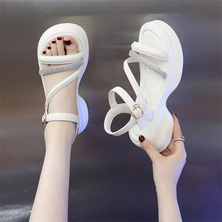 

Французские маленькие ароматные римские сандалии женские летние новые на толстой подошве кожаная поверхность стразы ремешок на одно слово с юбкой пляжная обувь 40