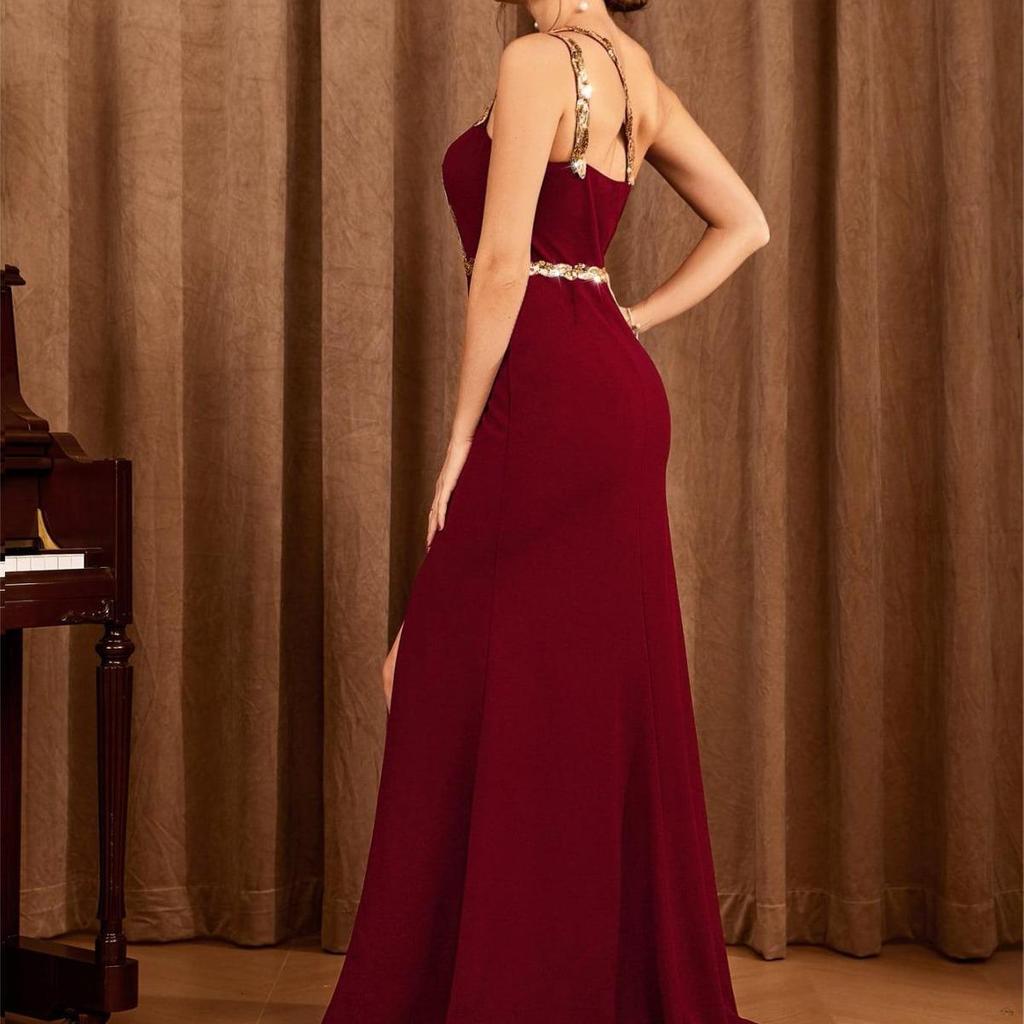 Elegantes One-Shoulder-Abendkleid mit gewebtem Metallgürtel und Schlitz
