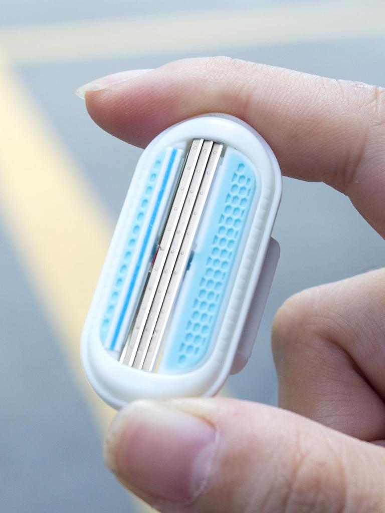 Universal Triple-Blade Women's Razor for Armpit, Leg, and Underarm Shaving