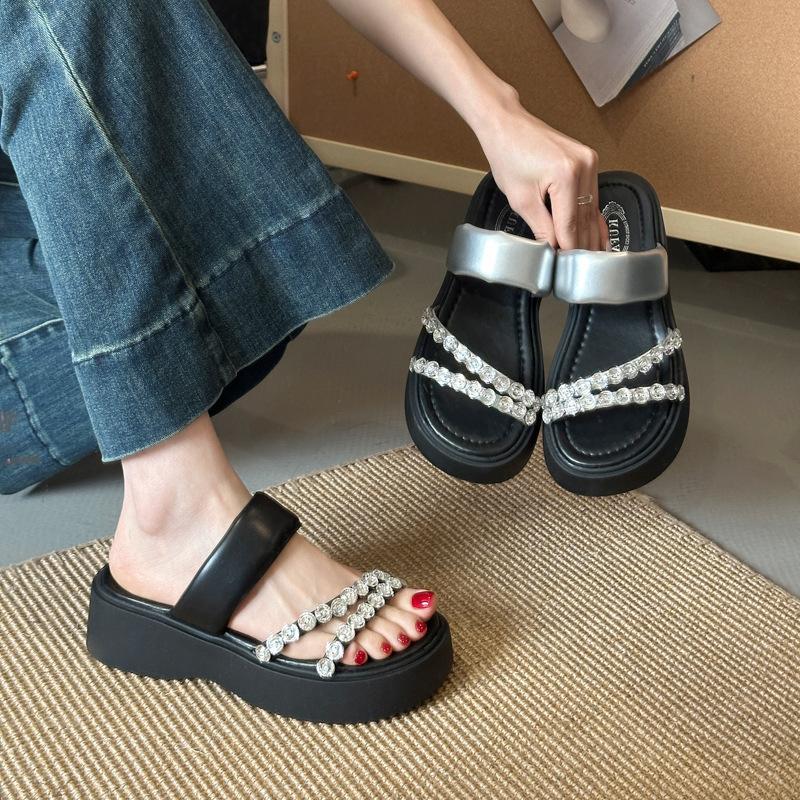 Beautiful thick-soled toe cool slippers women's summer wear 2025 new versatile rhinestone flip-flops non-slip beach shoes