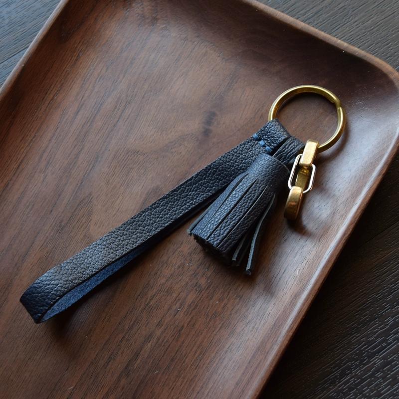 Originální francouzský kozí semišový ručně vyrobený střapec, přívěsek na klíče od auta, ozdoba dámské kabelky, zakázková dárková klíčenka.